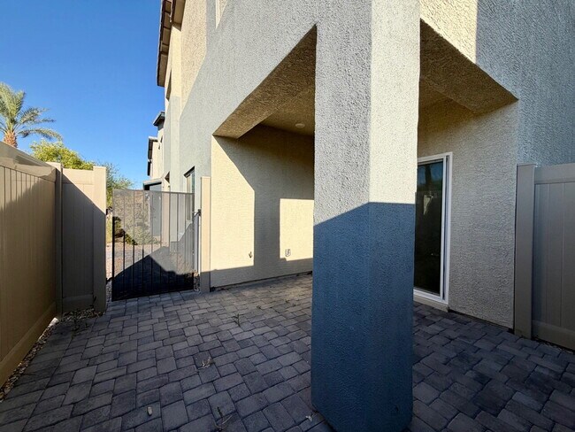 Building Photo - GATED 4 BED 2.5 BATH 2 CAR GARAGE SINGLE FAMILY HOME w/ LOFT, BEDROOM DOWNSTAIRS, NEXT TO COMMUNI...