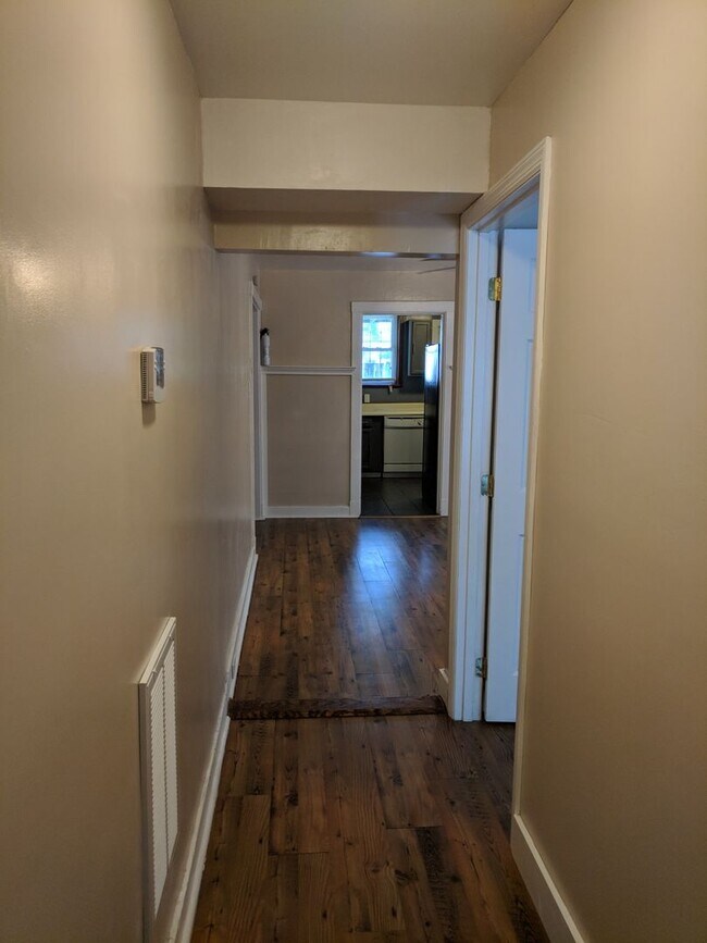 Building Photo - South Oakland Large and renovated 3 bedroom apartment Must SEE!