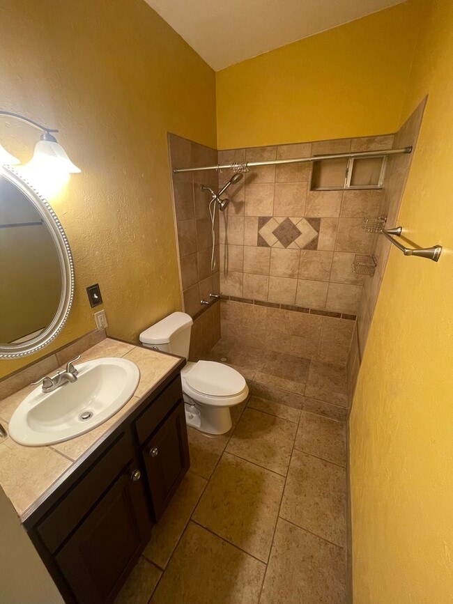 Building Photo - Beautifully Updated 3 Bedroom/2 Bathroom H...