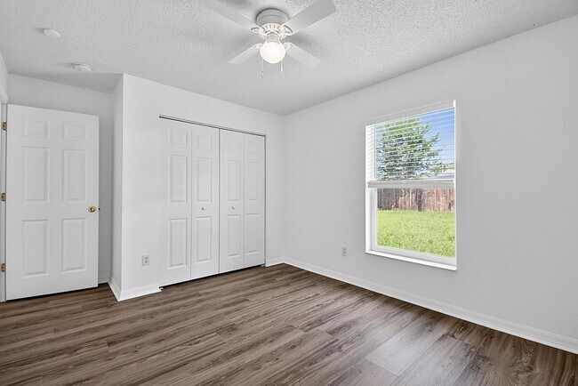 Building Photo - 15 Renmont Ct