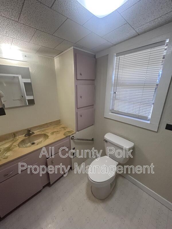 Building Photo - 1200 Pine Ave