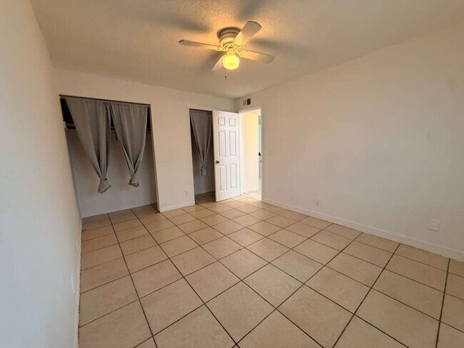 Building Photo - Large 2-1 apartment with central air