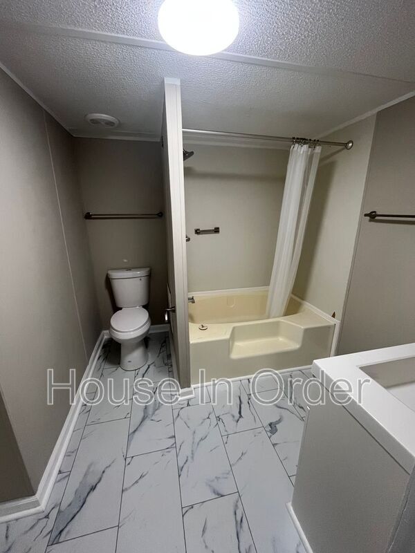 Building Photo - 5 Jesse Ln
