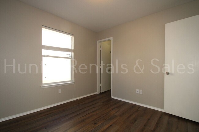 Building Photo - Modern Comfort in Meadows of Trimmier