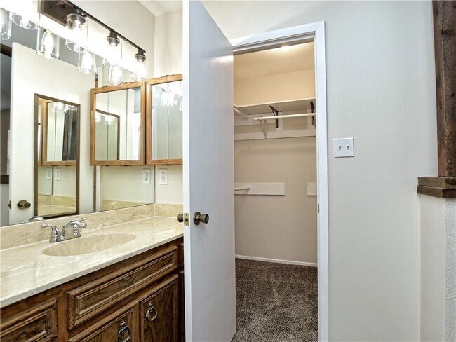 Building Photo - 604 Hill Cove