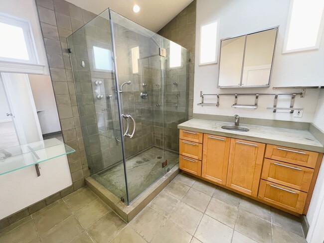 Building Photo - Spacious 3-Bedroom, 2-Bath Home in the Hea...