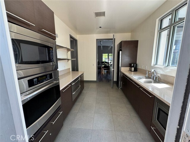 Building Photo - 35 Vantis Dr