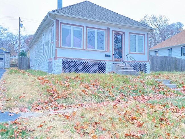 Building Photo - Benson 2 bed 2 bath with 2 additional non conforming rooms in the basement $1,350