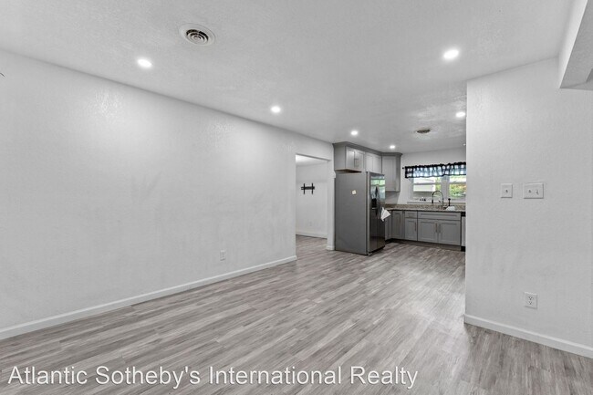 Building Photo - 4 br, 3 bath House - 4625 Larkin Street