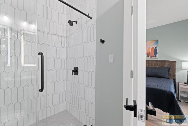 Building Photo - 111 W Sunny Isle Dr