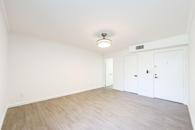 Building Photo - 2260 NE 67th St