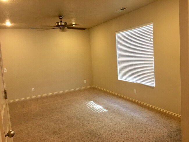 Building Photo - 3-BR Townhome in Fox Cove