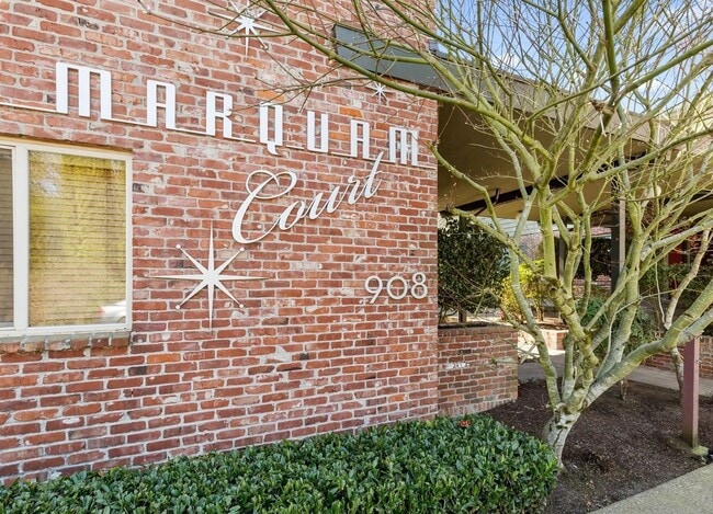 Building Photo - Amazing West Hills Condo! W/S/G + Heat inc...
