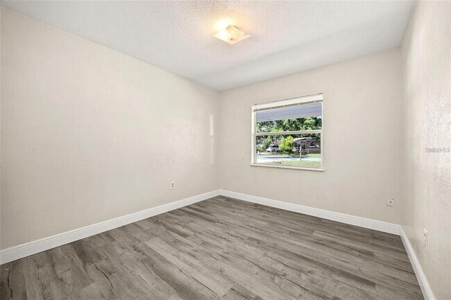 Building Photo - 950 Pearl Dr