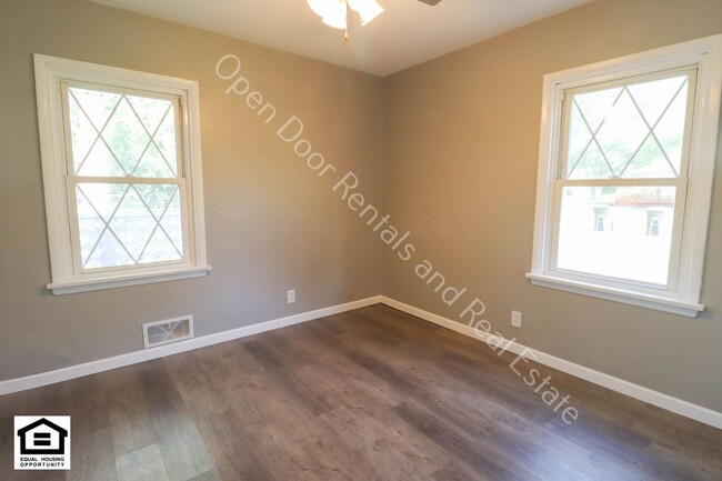 Building Photo - $200 off first months rent! Newly updated ...