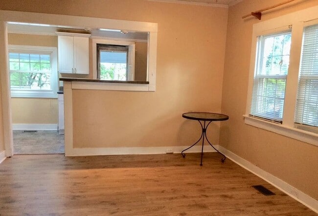 Building Photo - Charming 2-Bedroom 1 Bathroom Home located...