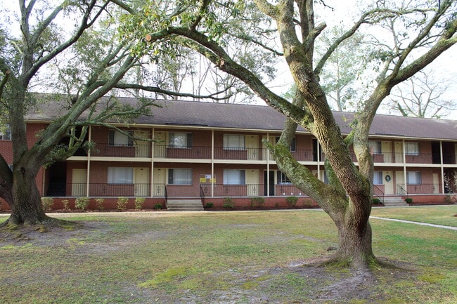 Serene surroundings - 208 S Elm St