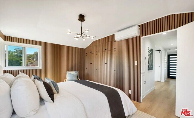 Building Photo - 418 N Bowling Green Way