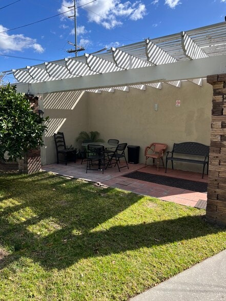 community patio - 2324 E Commonwealth Ave