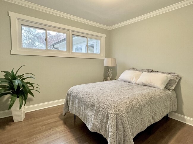 Building Photo - Crafstman-style 4 Bedroom renovated home for lease in Selwyn Park/Madison Park area of Charlotte ...