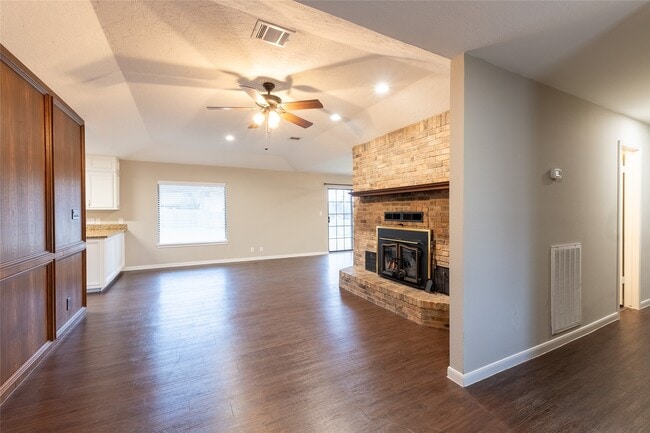 Building Photo - 328 Lake View Dr