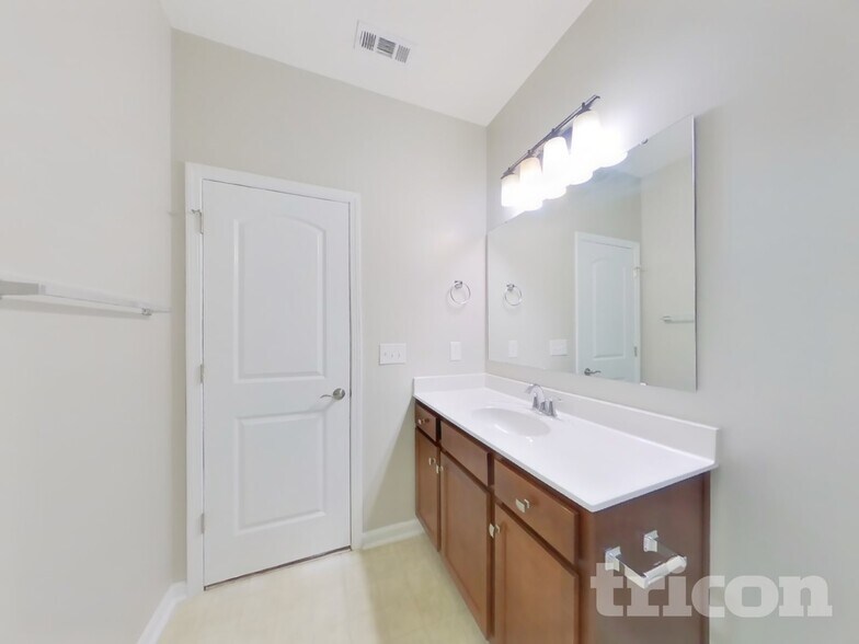 Building Photo - 3301 Pikes Peak Dr