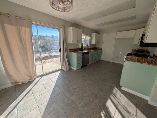 Building Photo - Perfect Family Home: 3-Bedroom, 2-Bath Gem