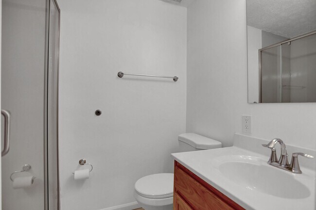 Building Photo - Large 2 Bedroom 2 Bath Ground Floor Condo ...