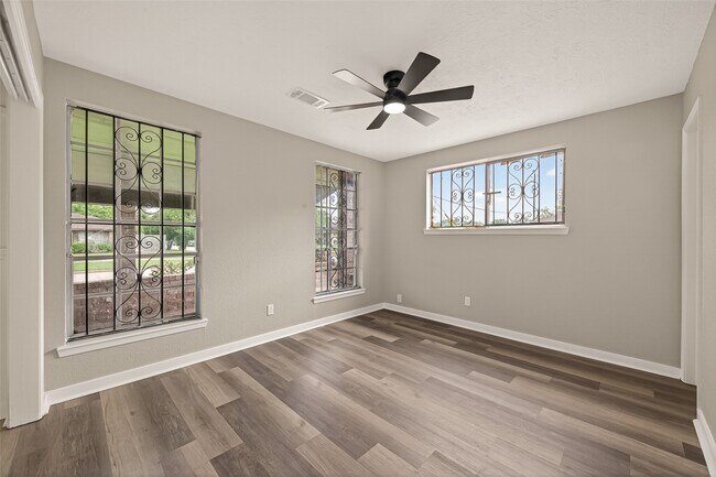 Building Photo - 3703 Tiffany Dr