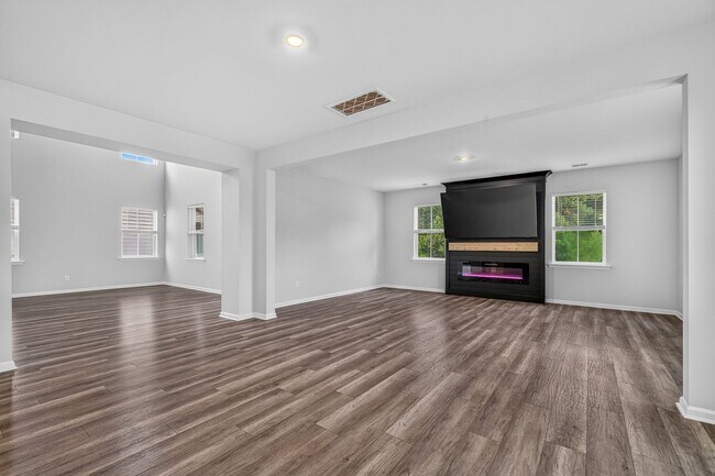 Building Photo - Modern Living in Summerville