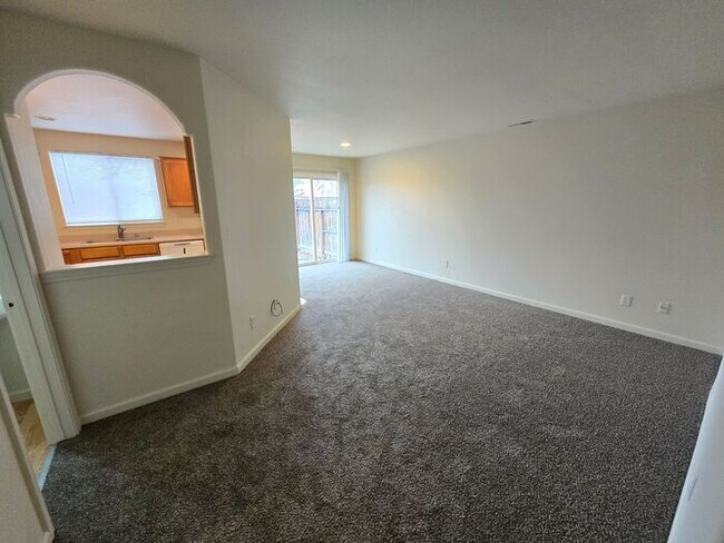 Building Photo - Updated 3-Bedroom Townhome in Dayton