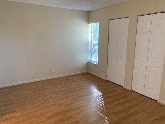 Building Photo - 10038 Twin Lakes Dr