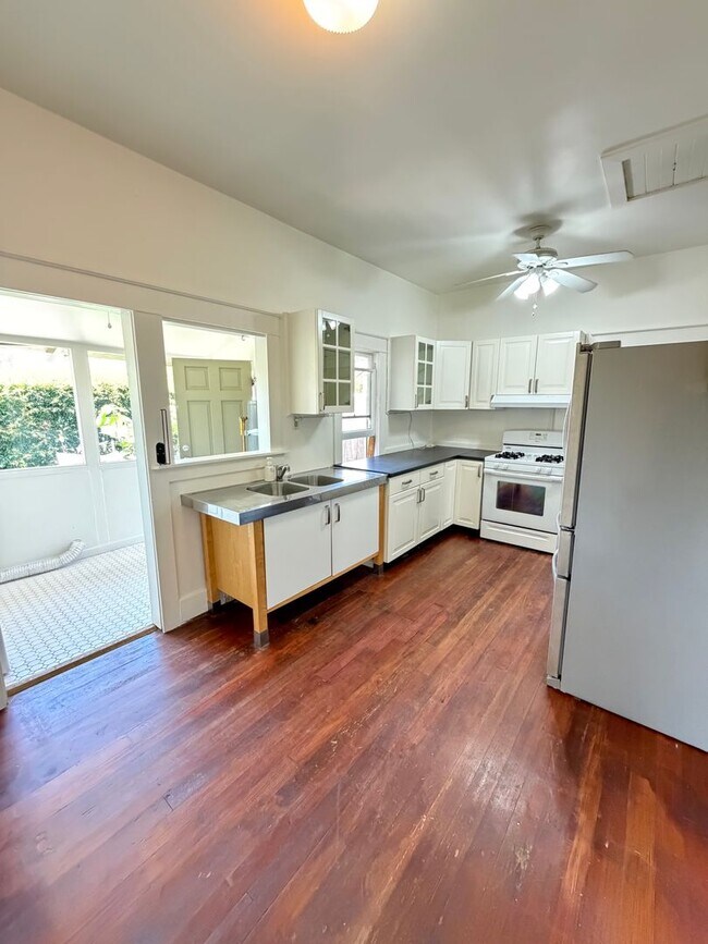 Building Photo - Quaint 2BD/1BA house in La Mesa Village available now for a 1-year lease!
