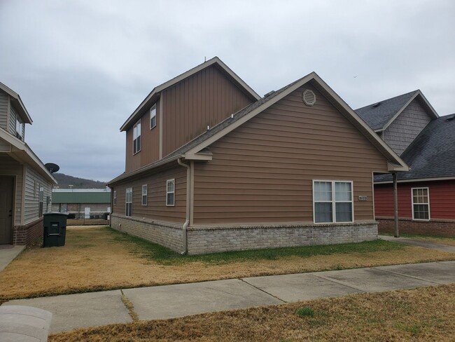 Building Photo - 2-Bedroom, 2.5-Bath Home with 2-Car Garage...