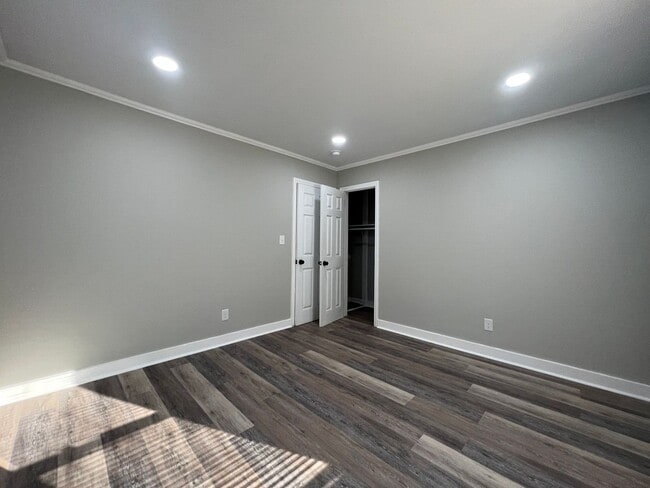 Building Photo - MOVE-IN READY! *HOLIDAY MOVE-IN SPECIAL $500 off the first full months rent if lease signed by 1/...