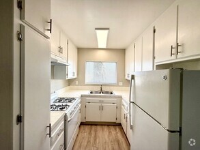 Building Photo - 1 Bedroom. Brand new flooring and paint!