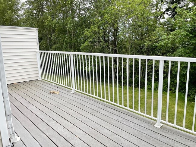 Building Photo - Spacious 2 Bed 2.5 Bath Townhome Style Con...