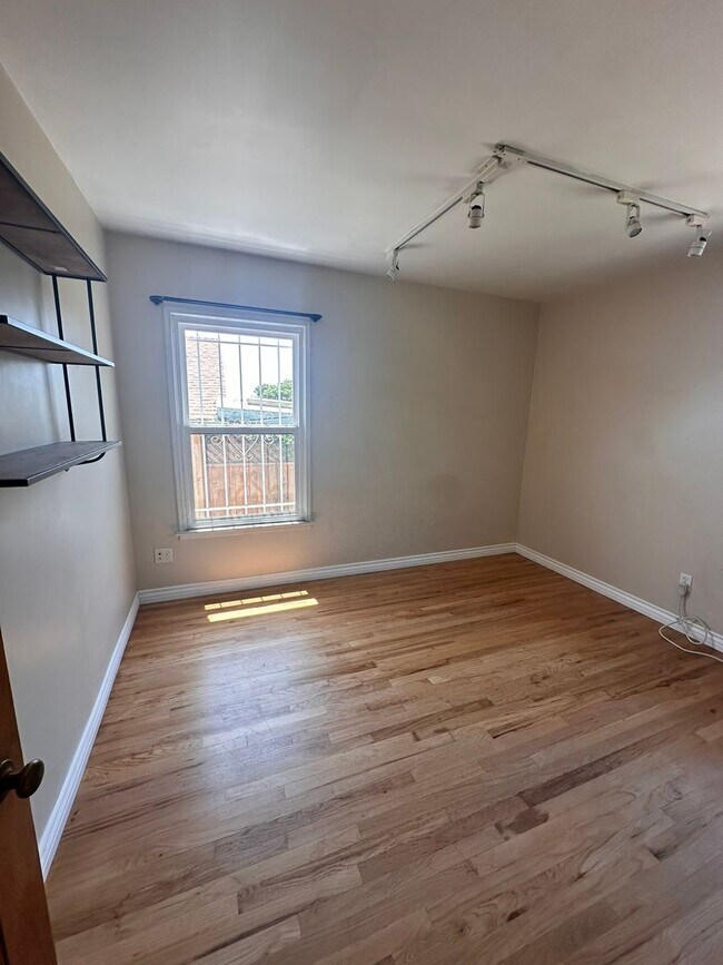 Building Photo - 2152 Rexford Dr