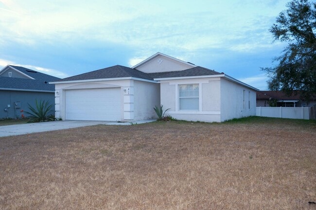 Building Photo - Spacious 4bd home available Now!