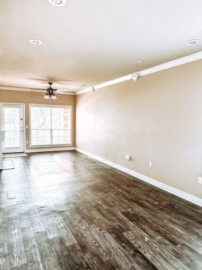 Building Photo - ** Move-in Special** Beautiful Townhome in...