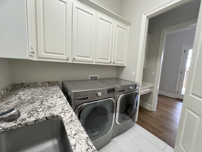 Building Photo - Stunning 4 bedroom, 3 bathroom 2 story hom...