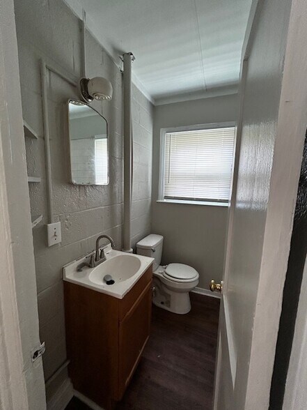 Building Photo - 1213 Gatewood Ave