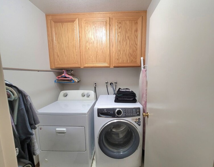 Building Photo - 5560 Barclay Ct