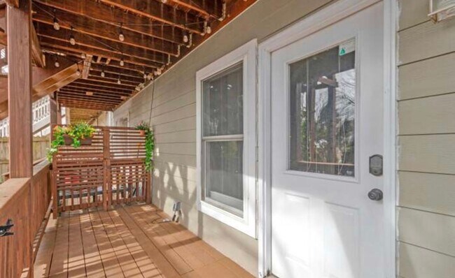 Building Photo - Bright, modern Capitol Hill 1 bed/1 bath condo with private outdoor space and secured parking