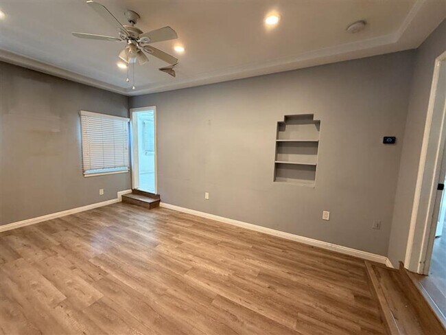 Building Photo - Charming 2 Bed Home with A/C, 2 Car Garage, Huge Yard & In-Unit Laundry $1,000.00 Off One Month's...