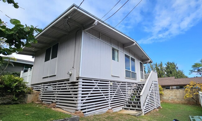 Building Photo - 2 bed/ 1 bath at the beginning of Lanikai