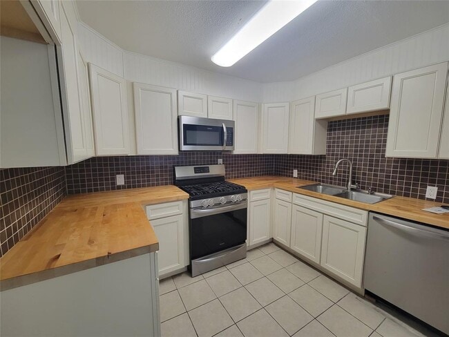 Building Photo - 6310 Amber Dr