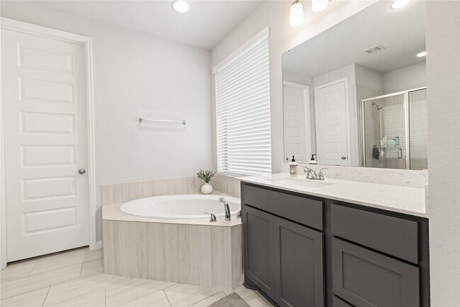Building Photo - 5015 Walnut Grv Ln