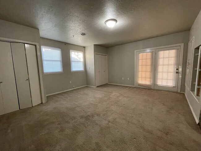 Building Photo - 1807 Comanche St