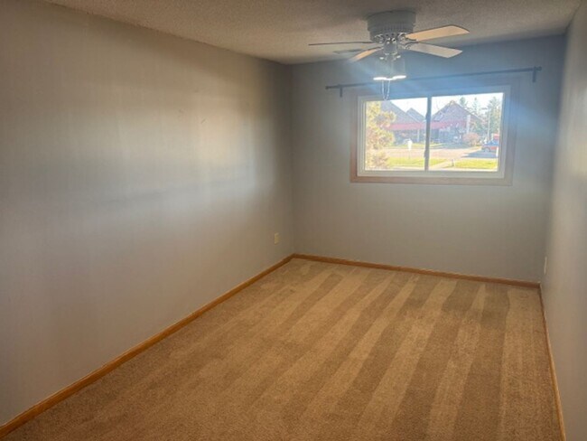 Building Photo - Beautifully Updated 3 Bed, 2 Bath, 2 Car Garage End Unit Townhome with Vaulted Ceilings